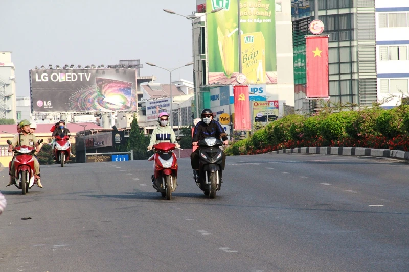 Trời se lạnh, người người súng sính áo khăn ra đường ngày mùng 1 Tết ảnh 9